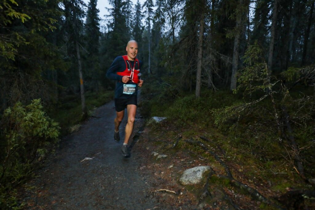 Nuts Karhunkierros 2022: Juuso Simpanen juoksemassa 83 kilometrin voittoon.