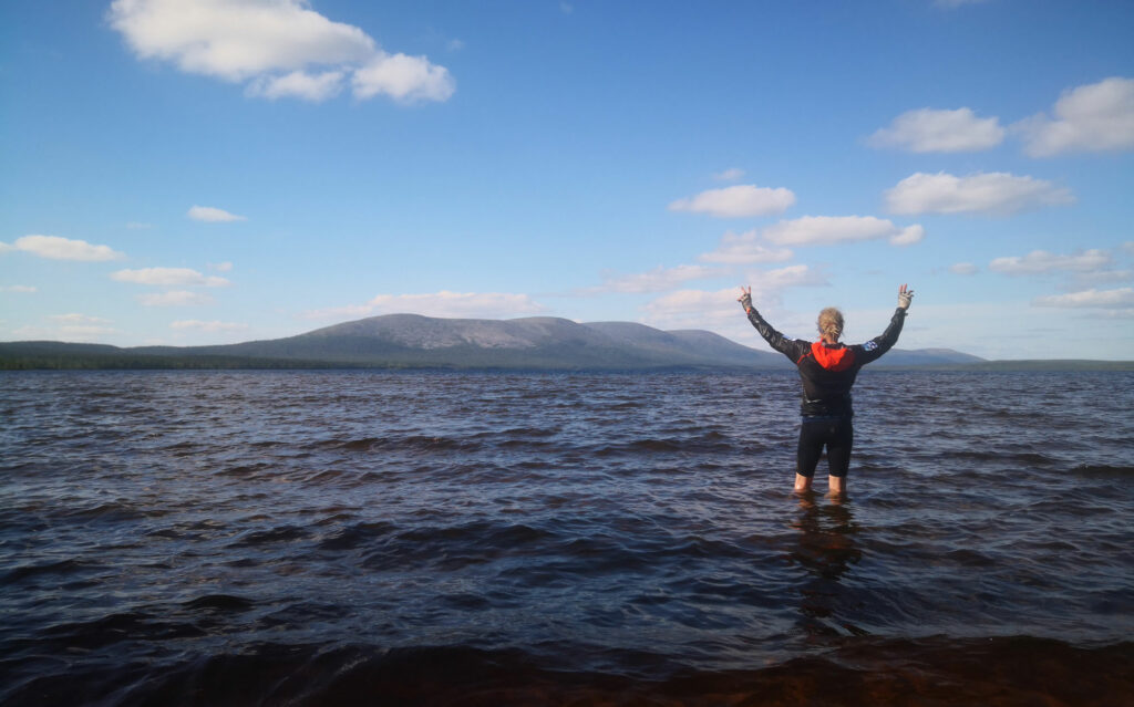 Racing the Planet Lapland -jäähdyttely Punaisella hiekalla Pallasjärvessä.
