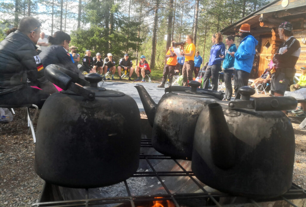 Etappikisan ravinto ja energia - Racing the Planet tarjosi seitsemän päivän etappikisassa vain kylmää ja lämmintä vettä. Vesi keitettiin kookkaissa nokipannuissa.
