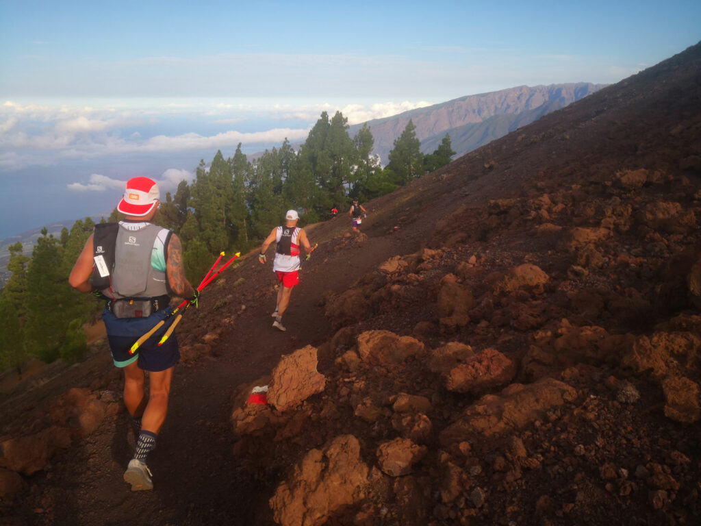 Transvulcania by UMTB vei GR 131 -vaellusreittiä pitkin La Palman saaren tulivuorille.