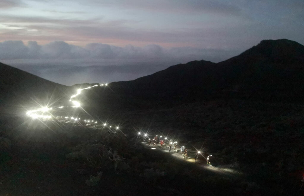 Transvulcania by UTMB - kisaajista aamulla muodostuva valojono.